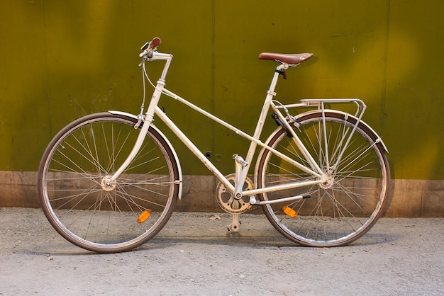 Foto bicicletta parcheggiata contro il muro sulla strada