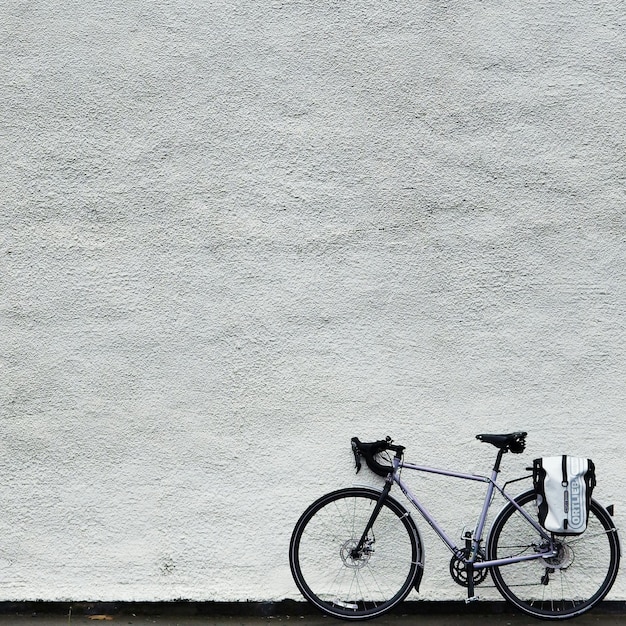 Foto bicicletta parcheggiata contro il muro