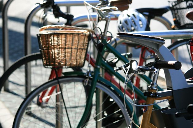 写真 通りのラックの真ん中に駐車した自転車