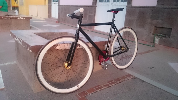 Foto bicicletta parcheggiata davanti a un muro di supporto