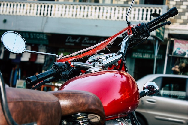 Photo bicycle parked in city