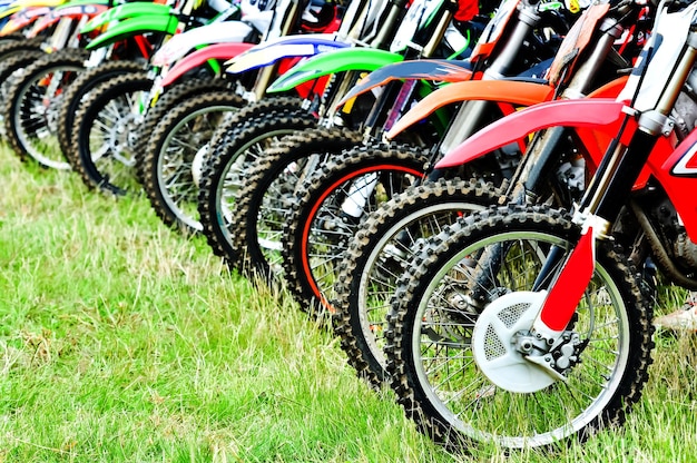 Photo bicycle parked on field