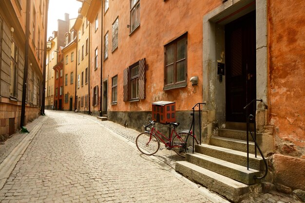 Фото Велосипед, припаркованный на улице среди зданий