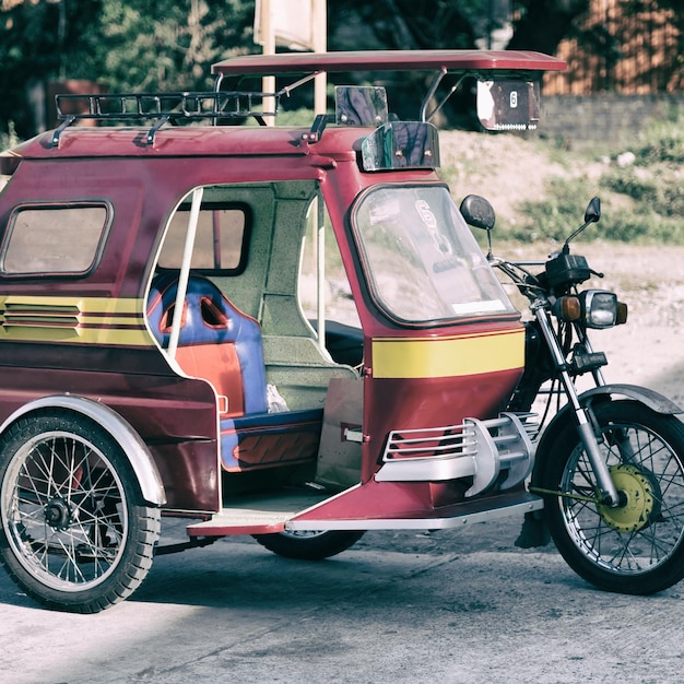 Foto bicicletta parcheggiata sulla strada