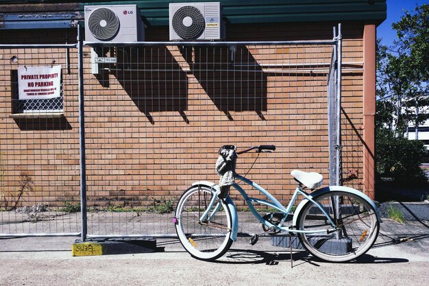 Photo bicycle parked at roadside