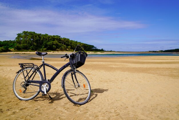 海のビーチで砂のレトロな自転車に駐車した自転車