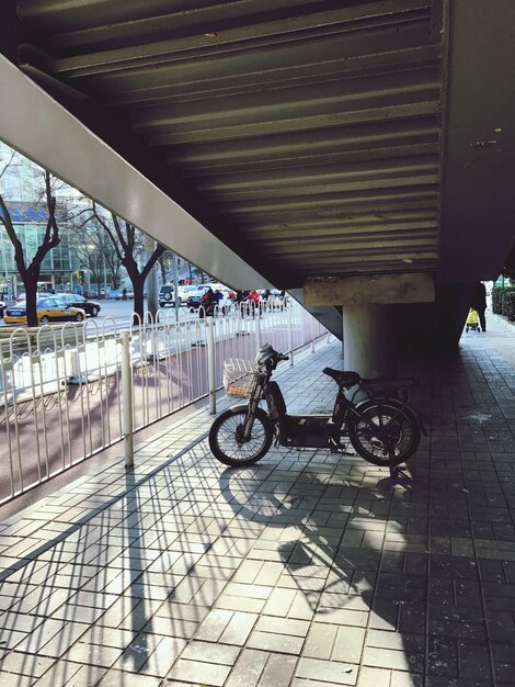 Foto bicicletta parcheggiata sotto la scala