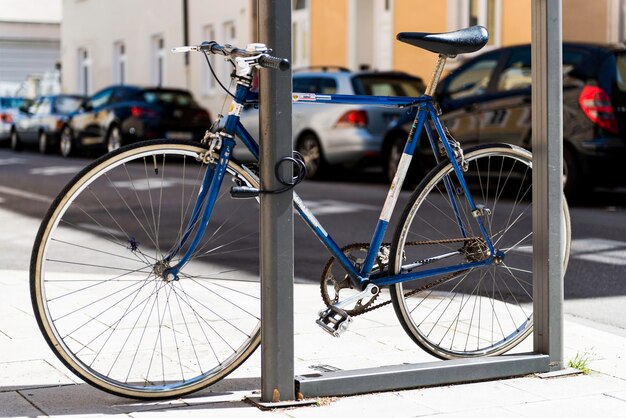 Photo bicycle parked on street in city