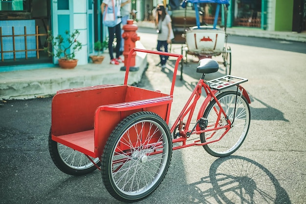 Foto bicicletta parcheggiata in strada in città