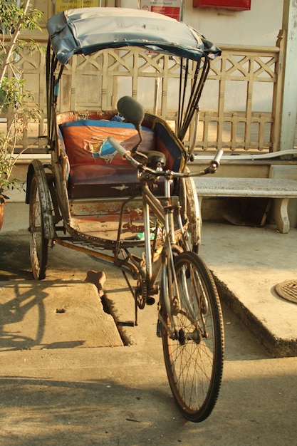 Photo bicycle parked on street