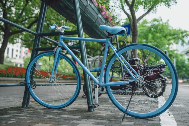 通りに駐車した自転車