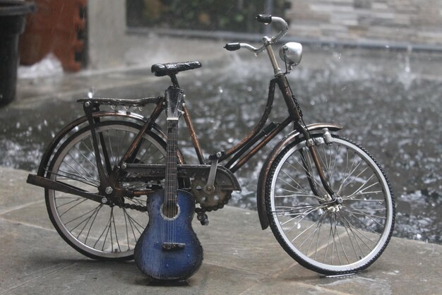 Foto bicicletta parcheggiata in strada