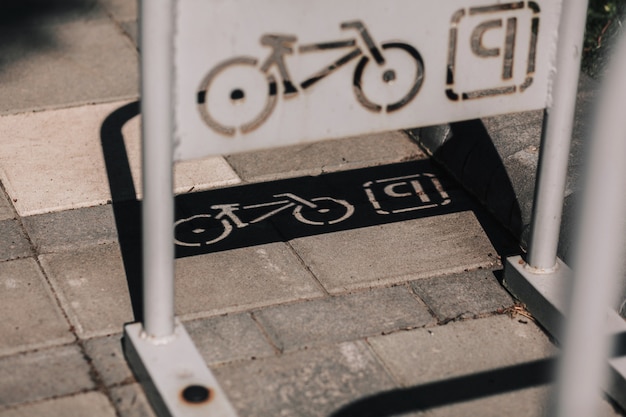 Parcheggio biciclette in città. targhetta metallica con l'immagine di una bicicletta