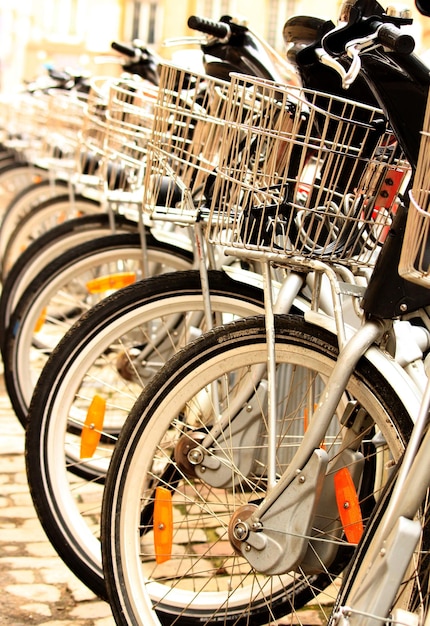 Foto particolare stand per biciclette con bici rosse in città