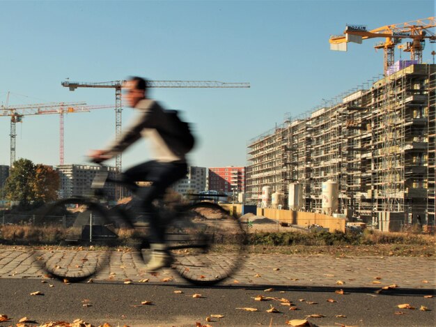 Foto bicycle passing bouwplaats