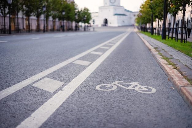 Знак велосипедной дорожки на дороге малая глубина резкости