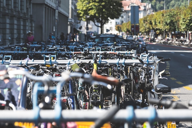 Foto rack per biciclette in una strada della città