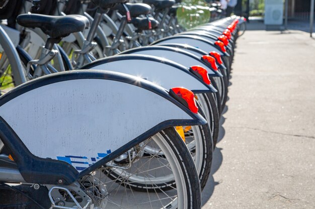 Stazione di noleggio biciclette sulla strada della città.