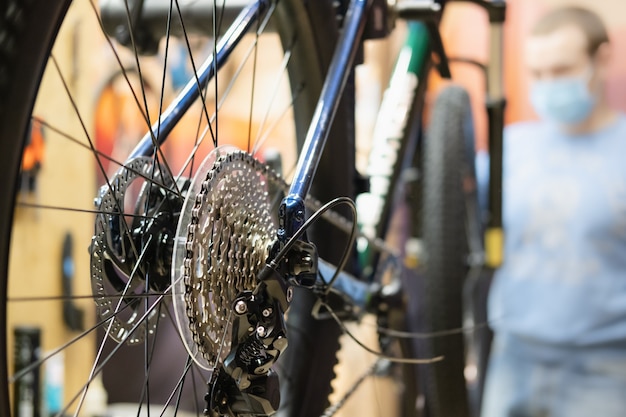 Foto officina riparazioni biciclette, manutenzione tecnica di una bici.