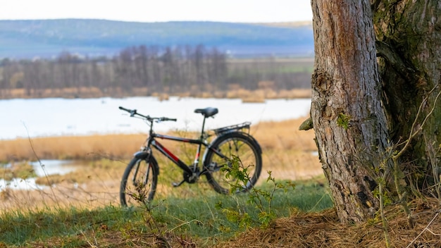 川の背景に自転車、野外活動