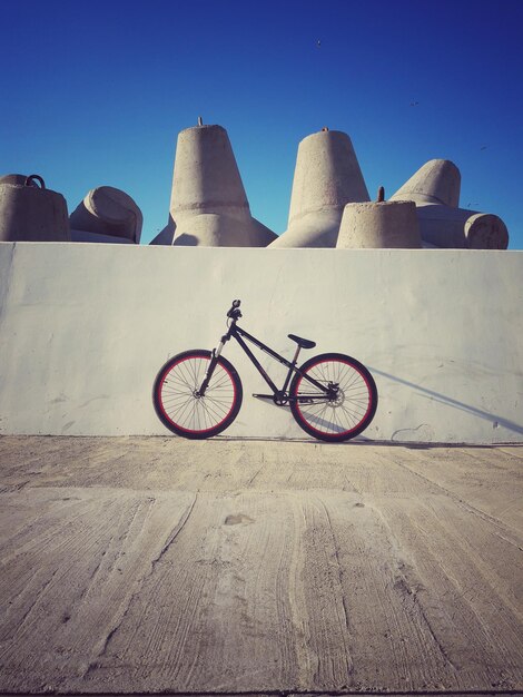 Photo bicycle on seashore