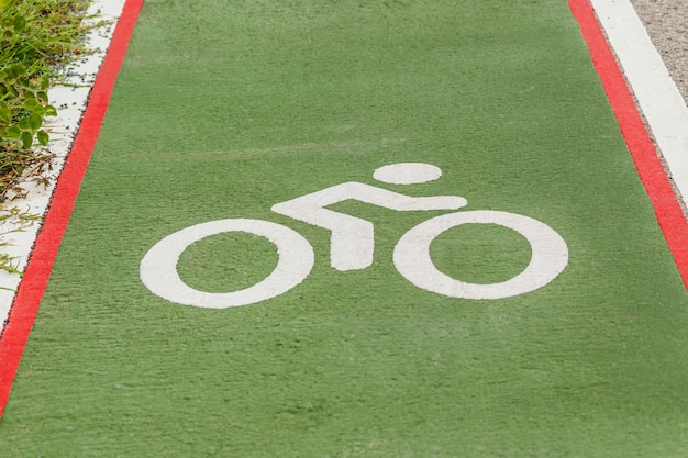 Photo bicycle sign or icon on the road in the park