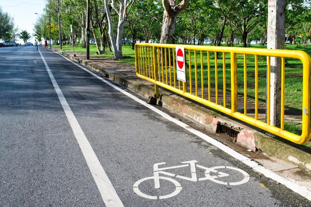 Foto segno di bicicletta sulla strada in città