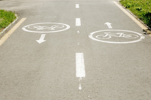 Photo bicycle signs on the bicycle way in the city