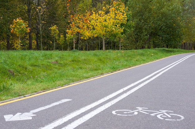 写真 都市公園の自転車道に自転車の標識があります。