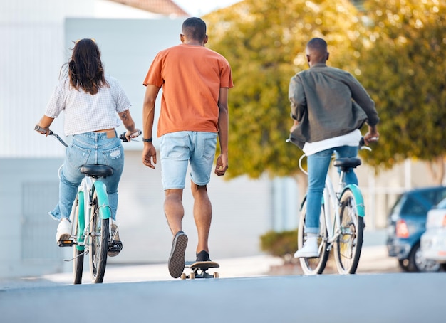 Велосипедный скейтборд или свободное катание для друзей в расслабляющем путешествии для веселого уличного путешествия или оздоровительного фитнеса