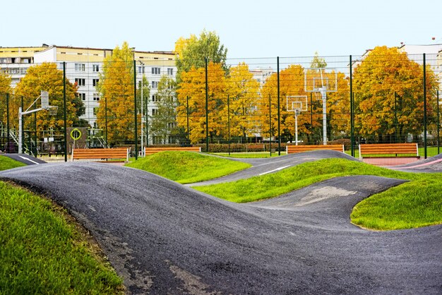 Фото Велосипедная дорожка, расположенная в городской детской площадке