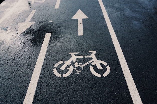 自転車の交通標識、通りの道路、市内の交通信号
