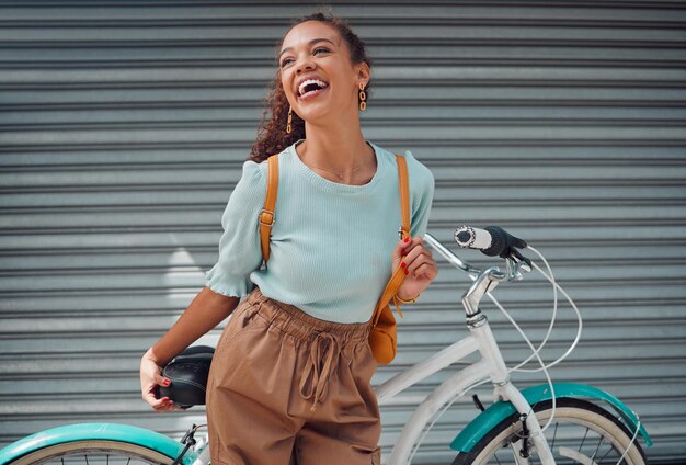 自転車旅行と黒人女性の学生は、ガレージのドアの背景にアウトドア ライフ スタイルのエコ フレンドリーなサイクリング トランスポートに興奮して、大学や大学に行く途中で自転車とバックパックを持つ Z 世代の女の子