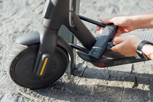 Foto il blocco della bicicletta protegge lo scooter elettrico dal furto