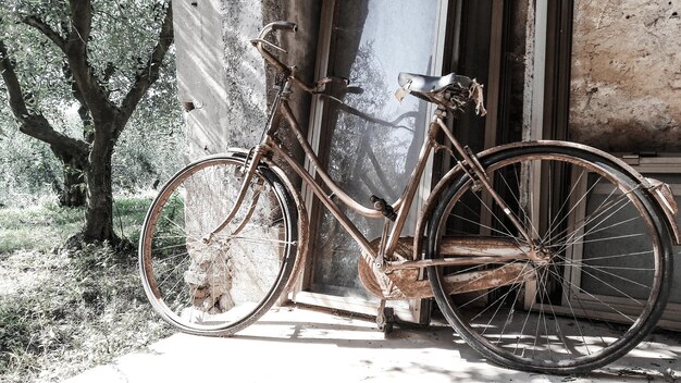 写真 建物に対する自転車の車輪