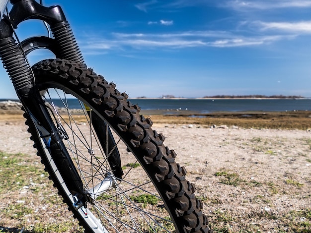 Foto ruota di bicicletta sulla spiaggia contro il cielo