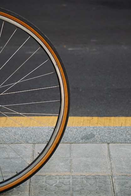 Foto trasporto di ruote di bicicletta per strada