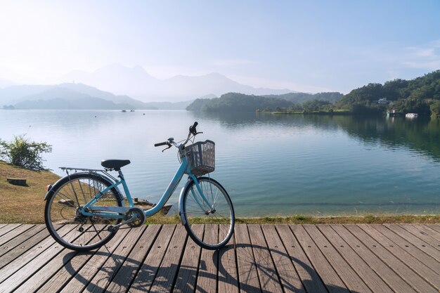 Велосипед на деревянный мост с красивым видом на утро