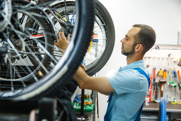 自転車ワークショップ、男が組み立てを終えた