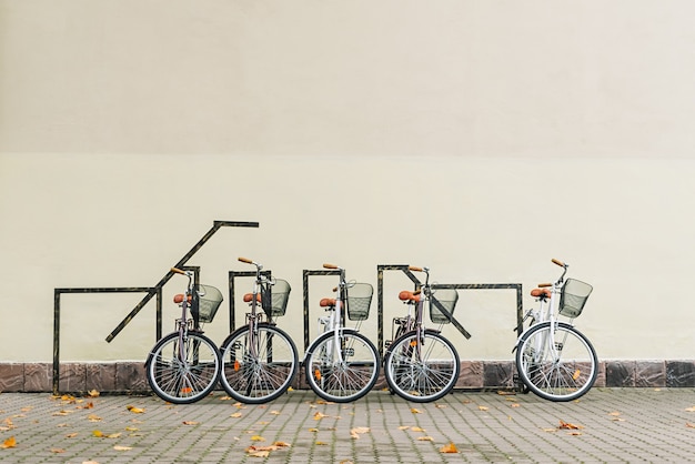 明るい壁の背景に自転車。