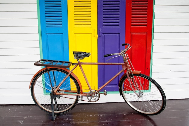 Foto biciclette su porte colorate