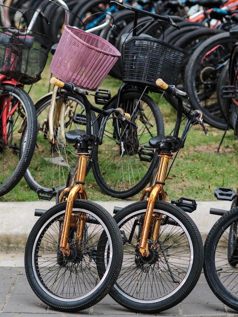 写真 通りに駐車したレンタル自転車