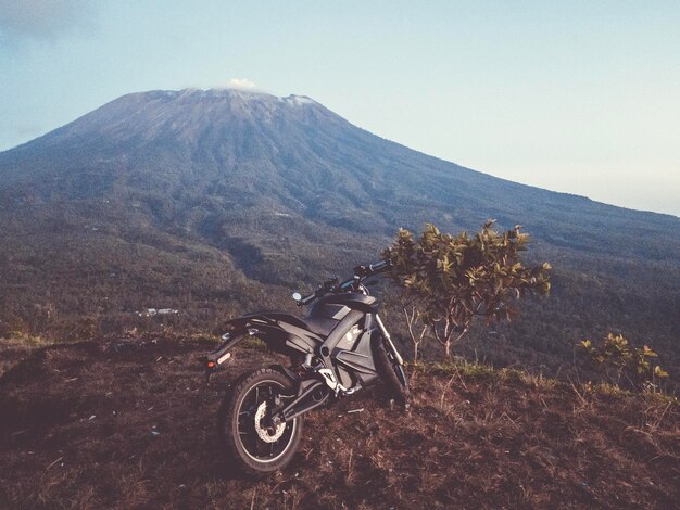 写真 空に向かって陸上での自転車