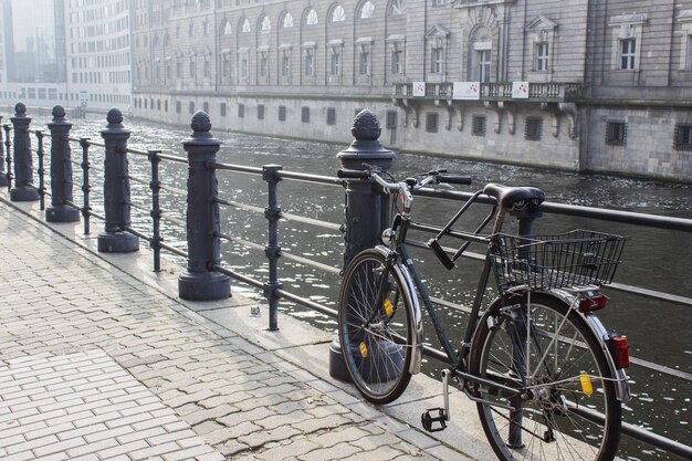 写真 都市のレールに乗った自転車