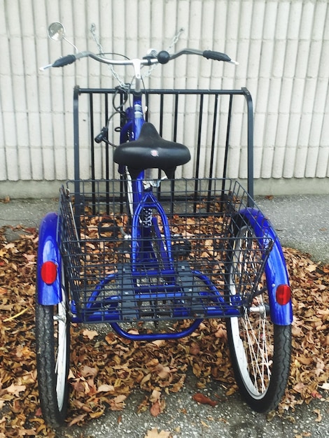 Foto biciclette parcheggiate contro il muro blu