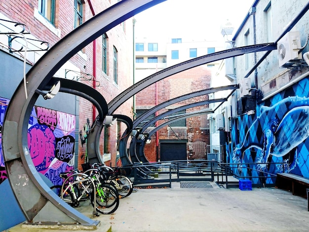 Foto biciclette parcheggiate contro un muro di graffiti