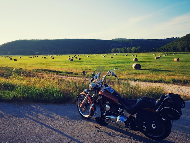 Photo bicycles parked on field against sky