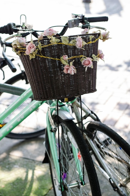 Photo bicycles parked on footpath