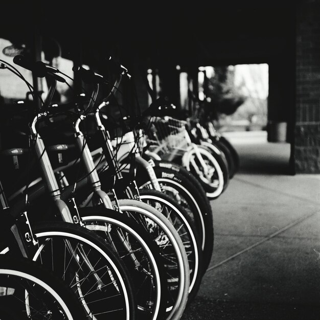 Photo bicycles parked in parking lot