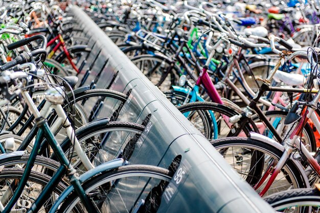 Photo bicycles parked at rack